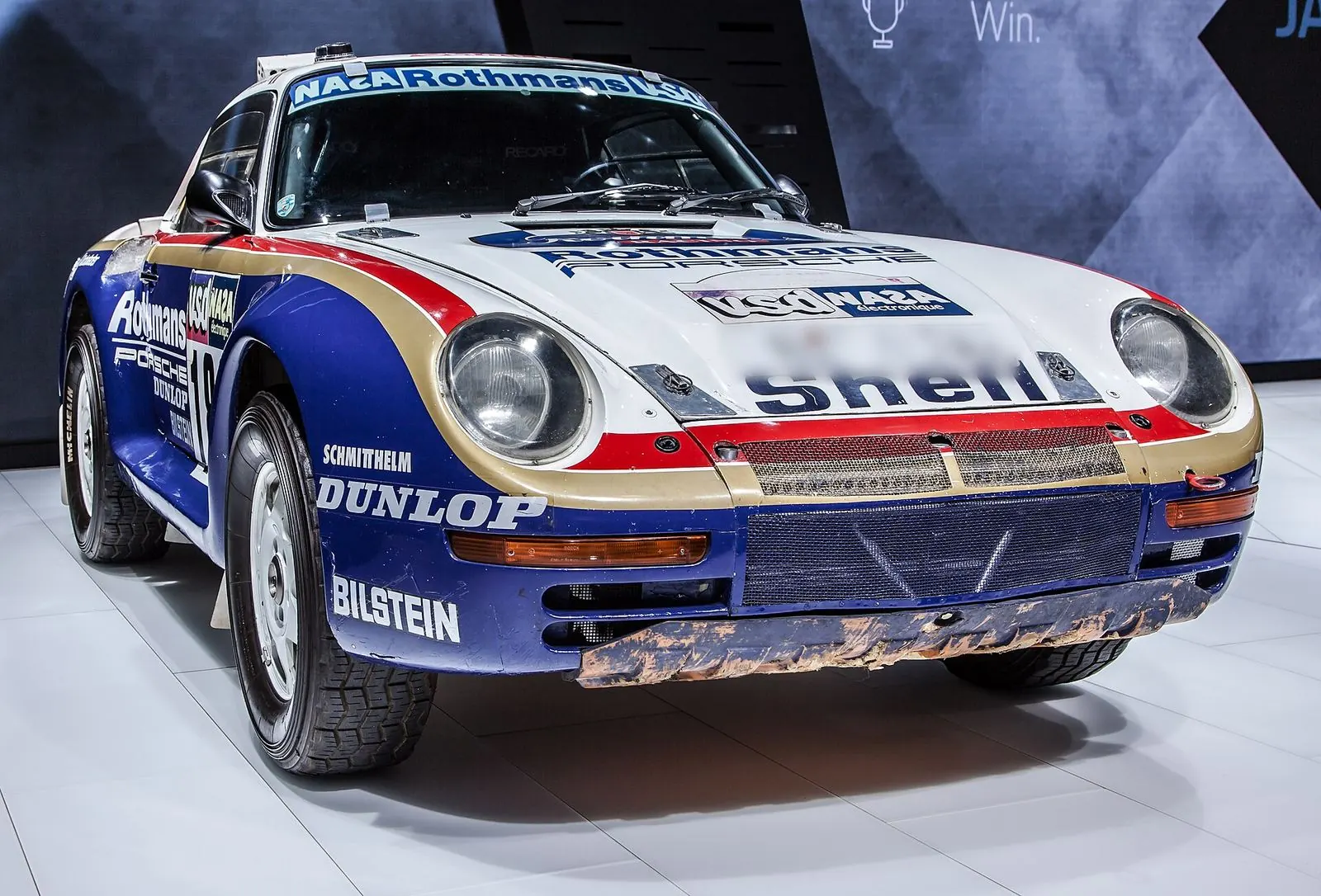 Porsche 959 aux couleurs du rallye Paris-Dakar