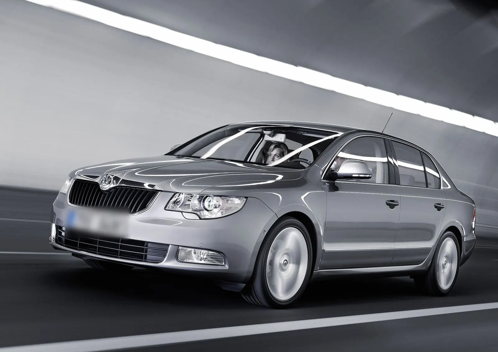 Avant d'une Škoda Superb, la plaque d'immatriculation est floutée